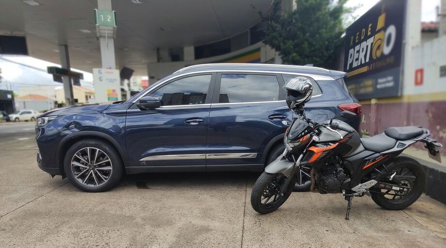 Colisão entre moto e carro na Rua Bahia, em Campo Grande, deixa mulher ferida. Acidente ocorreu por volta das 11h desta quinta-feira.