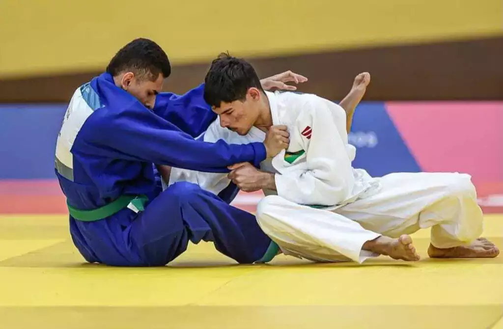 Gabriel Rodrigues (de branco), do ISMAC, representam Mato Grosso do Sul em treinos da Seleção Brasileira de judô paralímpico em São Paulo.