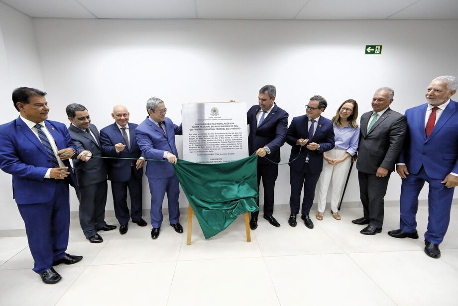 O desembargador Carlos Muta e o governador Eduardo Riedel revelam a placa de inauguração da Turma Regional do TRF3 em Mato Grosso do Sul