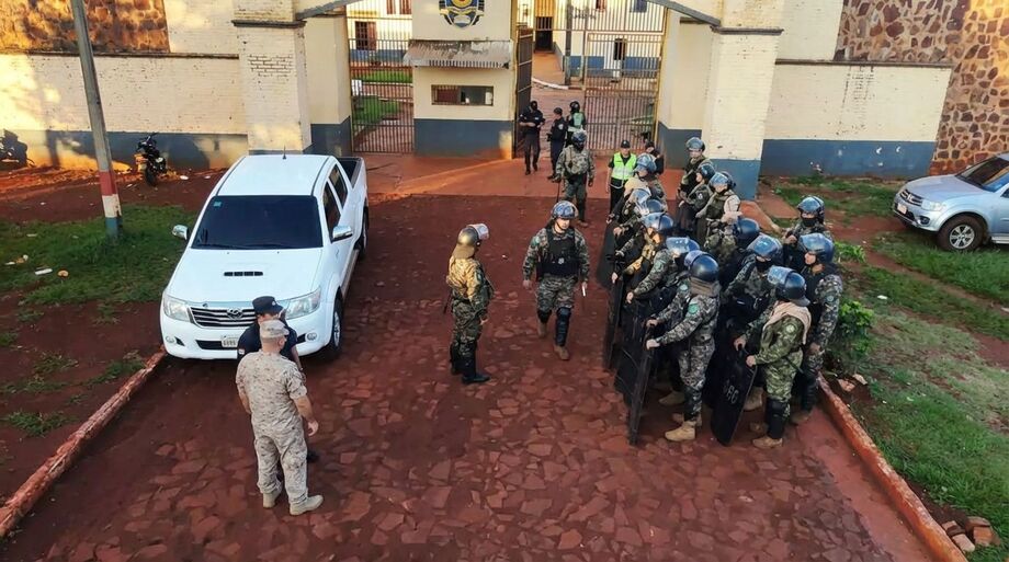 Operação busca pistolas furtadas na Penitenciária de Pedro Juan Caballero, no Paraguai. Investigação aponta facções criminosas como suspeitas.