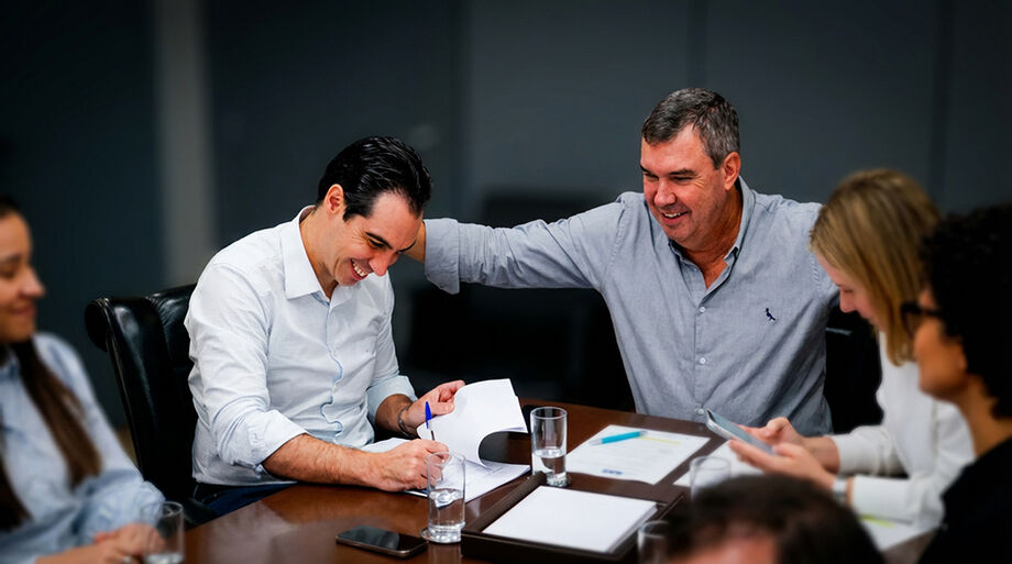 O secretário de Governo, Rodrigo Perez e o governador Eduardo Riedel