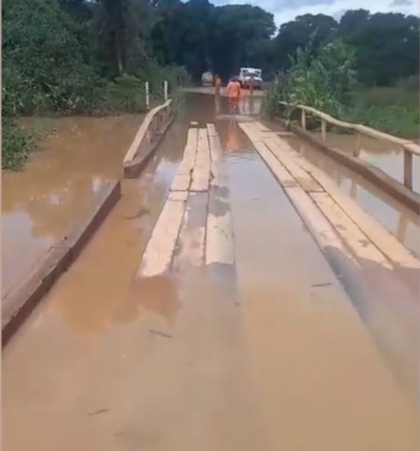 Ponte sobre o Rio Negrinho, na BR-419, fica submersa após chuvas intensas em Rio Negro, e prefeitura avalia decretar situação de emergência.