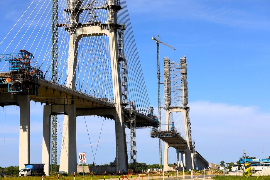 Com 1.294 metros de extensão, ponte entre Porto Murtinho e Carmelo Peralta entra na fase final de construção.