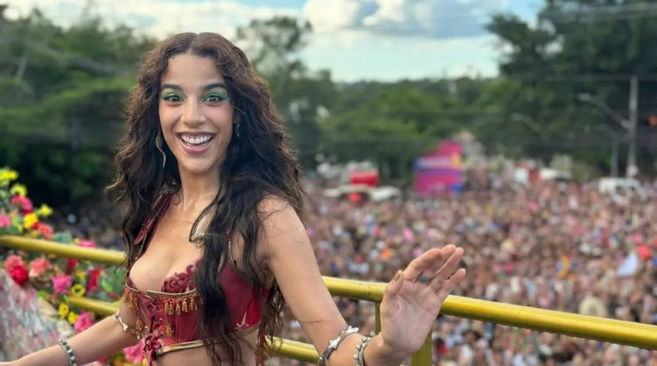 Marina Sena estreia bloco Marinada e reúne multidão na Pampulha, em Belo Horizonte.