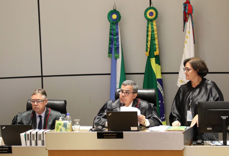 Desembargador Waldir Marques durante sessão no Plenário Criminal do TJMS, onde assumiu a presidência da 2ª Câmara Criminal.