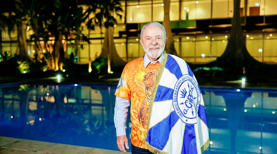 A homenagem ao presidente Luiz Inácio Lula da Silva no desfile da Acadêmicos de Niterói, no Rio de Janeiro, provocou reação política e levou o presidente nacional do PT, Edinho Silva