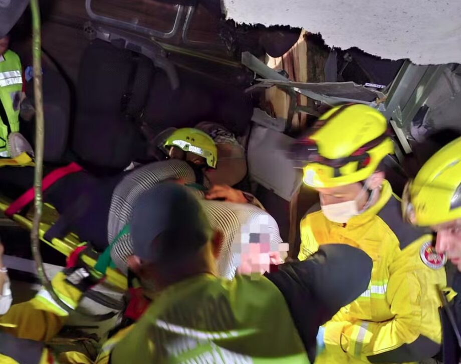 Equipes de resgate atuaram durante a madrugada após ônibus cair em ribanceira na BR-470, em Agronômica