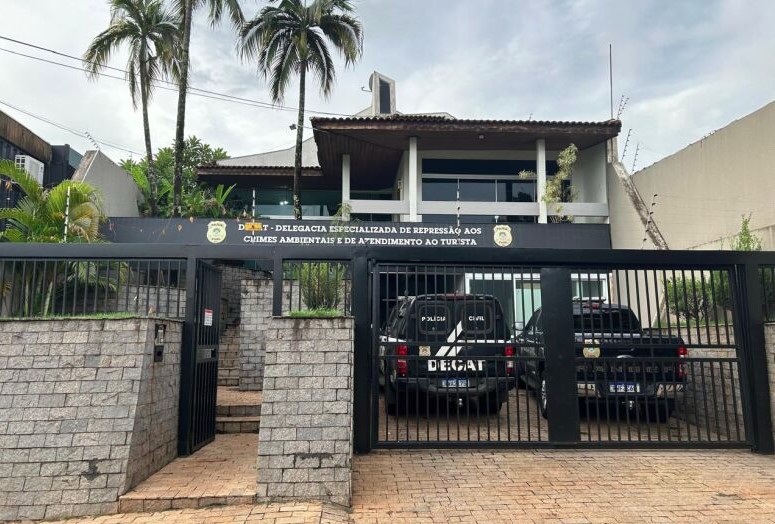 Veículos usados no transporte irregular de passageiros foram apreendidos durante operação da Polícia Civil e da Agems