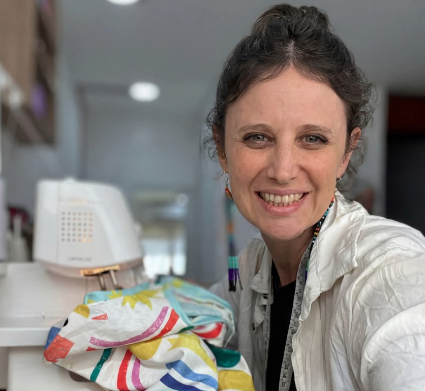 Estimativa aponta produção de 326 mil abadás no Carnaval de Salvador em 2025, a maioria feita de poliéster