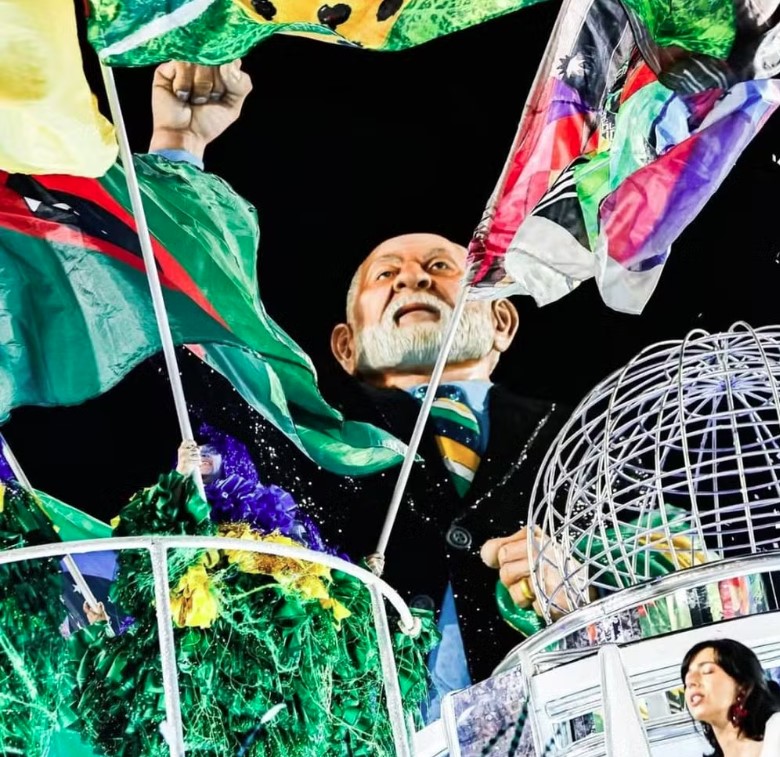 Desfile da Acadêmicos de Niterói com homenagem a Lula gerou reação de parlamentares da oposição e anúncio de ação no TSE