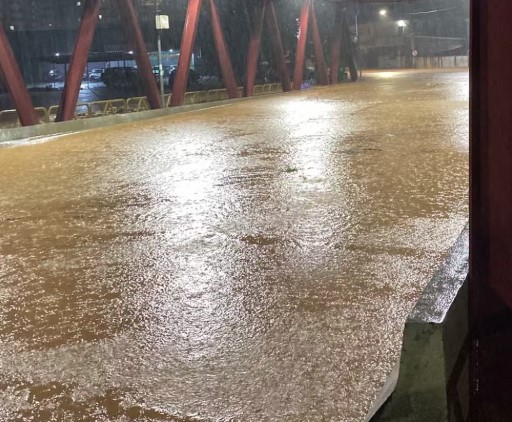 Rio Paraibuna subiu 65 centímetros em 30 minutos e transbordou em vários pontos de Juiz de Fora