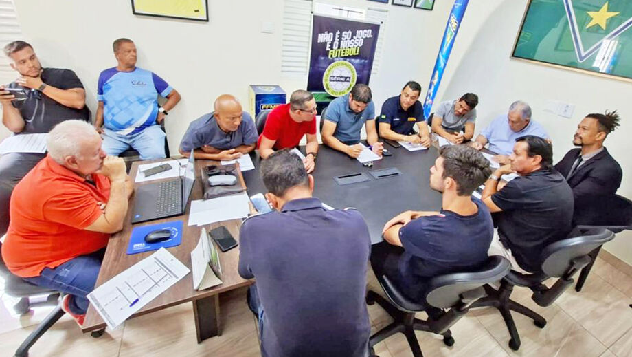 O Presidente da FFMS, Estevão Petrallás, e os representantes de clubes reunidos na sede da Federação em Campo Grande