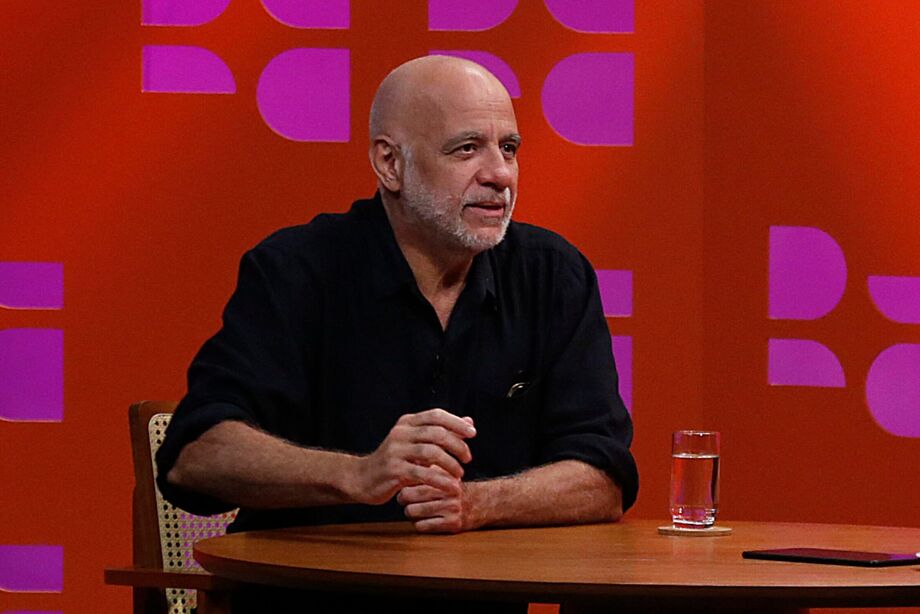 Sociólogo Jessé Souza apagou vídeo após críticas, mas manteve acusações em nova publicação.