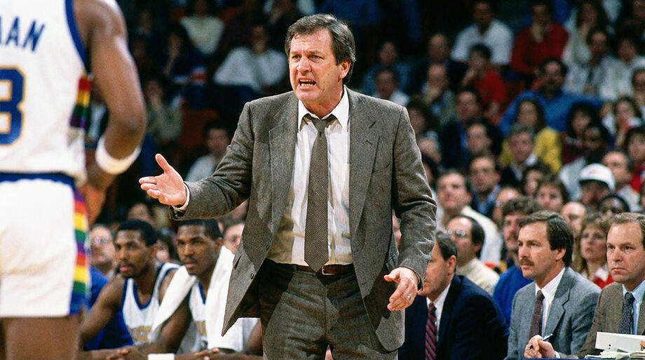 Doug Moe comanda o Denver Nuggets à beira da quadra: técnico foi símbolo do estilo ofensivo e rápido que marcou a NBA nos anos 80.