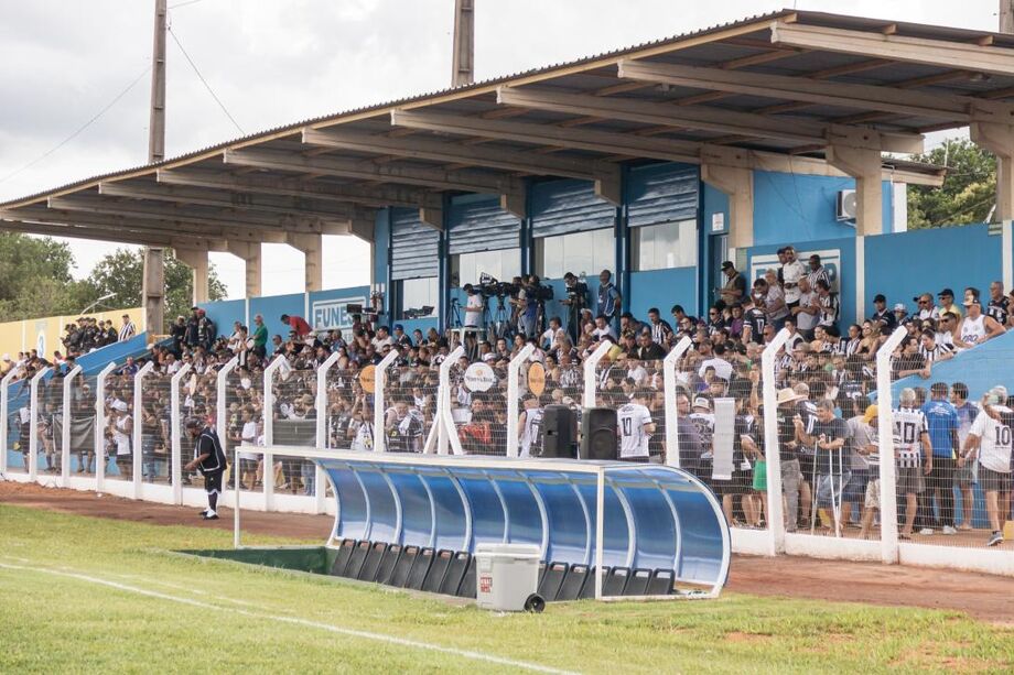 Torcedores do Operário na arquibancada do estádio das Moreninhas