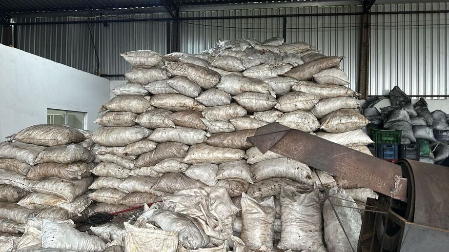 Carvoaria clandestina é fechada por equipes da Polícia Civil e da Polícia Militar Ambiental no Núcleo Industrial de Campo Grande.