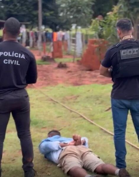 Foragido condenado por homicídio é preso após agredir a esposa e incendiar a casa na zona rural de MS, segundo a Polícia Civil.