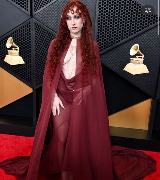 Chappell Roan chega ao Grammy 2026 com vestido transparente inspirado em Thierry Mugler e minimiza polêmica nas redes sociais.