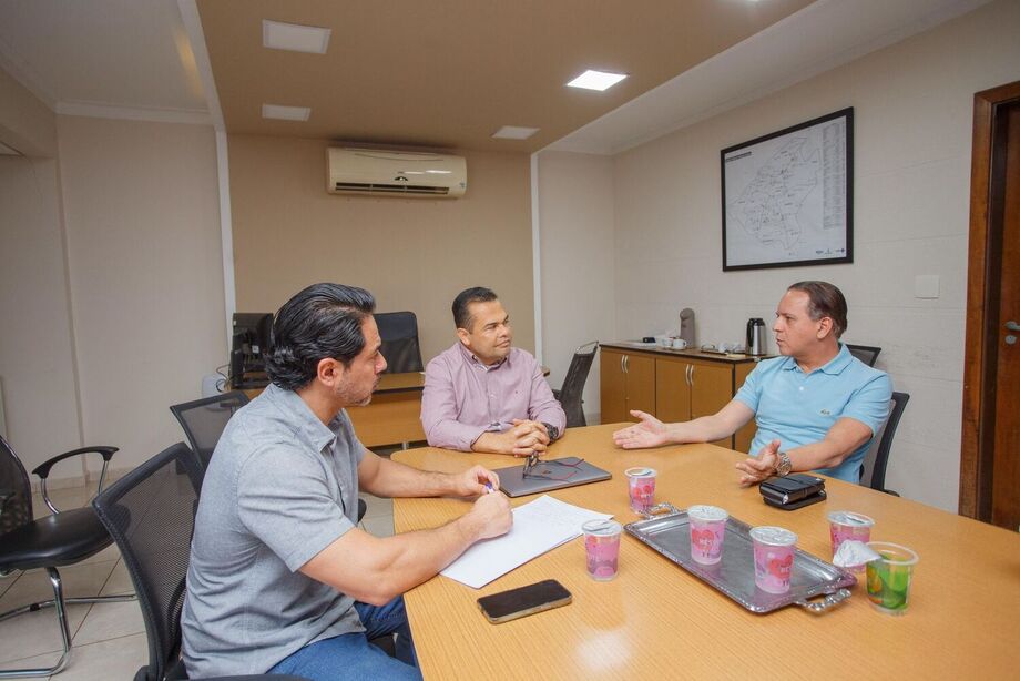 O deputado estadual Coronel David (PL)  em reunião com o secretário municipal de Saúde (SESAU), Marcelo Vilela,