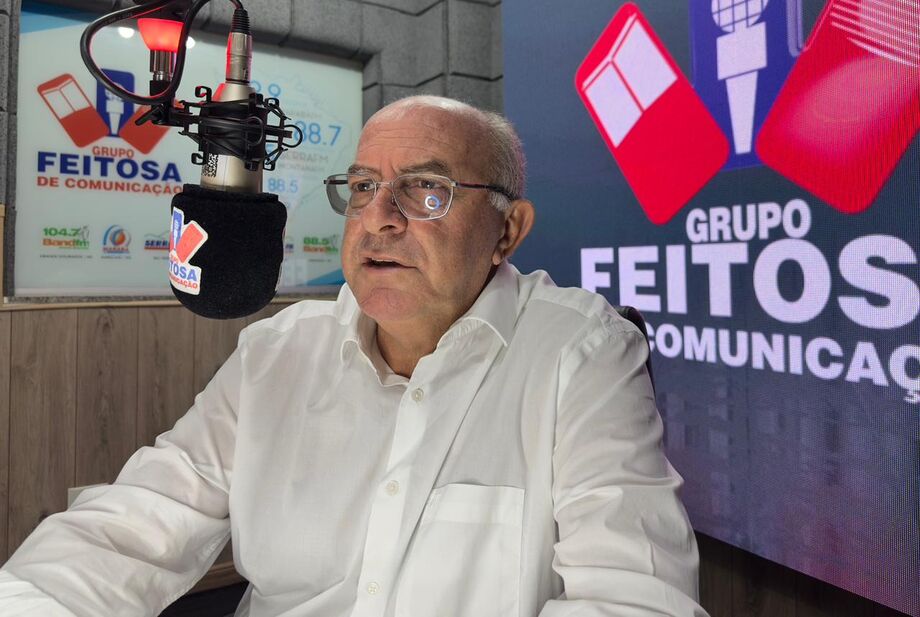 Prefeito Reus Fornari durante entrevista no estúdio do Giro Estadual de Notícias, falando sobre a retomada do Carnaval de Rio Verde.