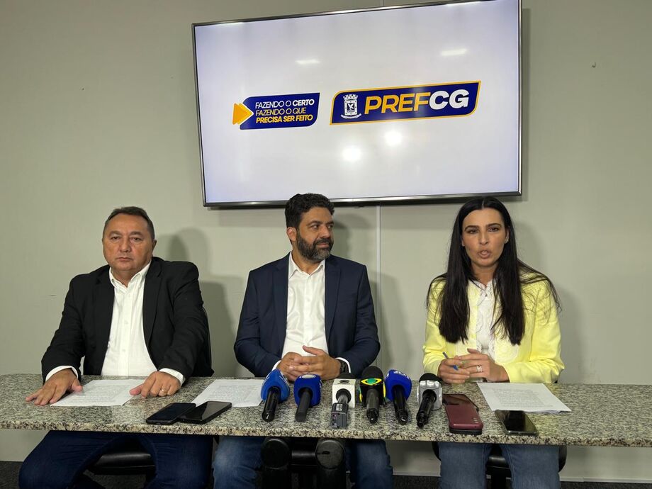 O secretário de Fazenda Isaac José de Araújo, o secretário de Governo Ulysses Rocha e a Procuradora-geral Cecília Saad Cruz Rizkallah durante coletiva sobre o IPTU 2026