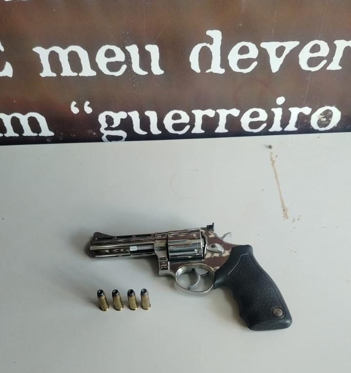 Polícia Civil, por meio da 1ª DEAM, cumpre mandado de busca, apreende arma e impõe tornozeleira em caso de ameaça contra mulher em Campo Grande.