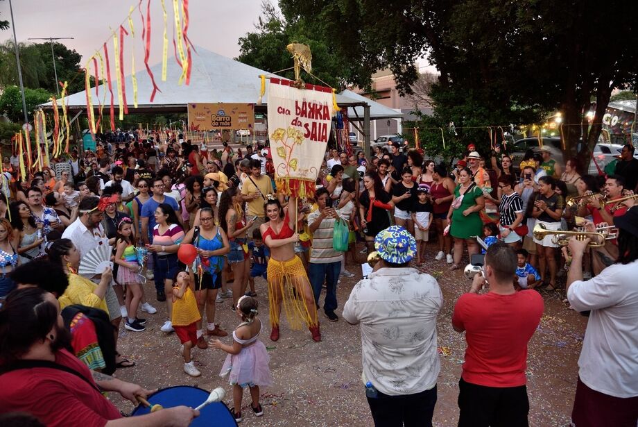 Grande saia da Cia Barra da Saia abre cortejo na Orla Morena e reúne mulheres, crianças e pets em carnaval inclusivo na Capital.