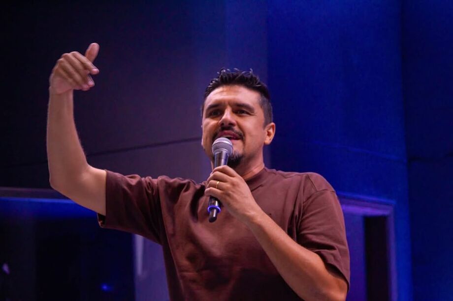 Ueslei Menezes durante ministração