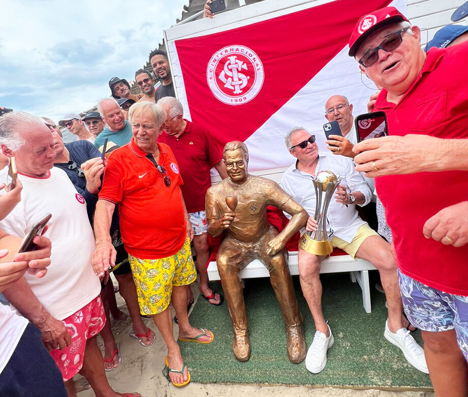 Estátua de Abel Braga, idealizada por Carlos Marun e Cláudio Bier, é inaugurada no Bar do Tato, na Praia de Atlântida, como homenagem de torcedores colorados.