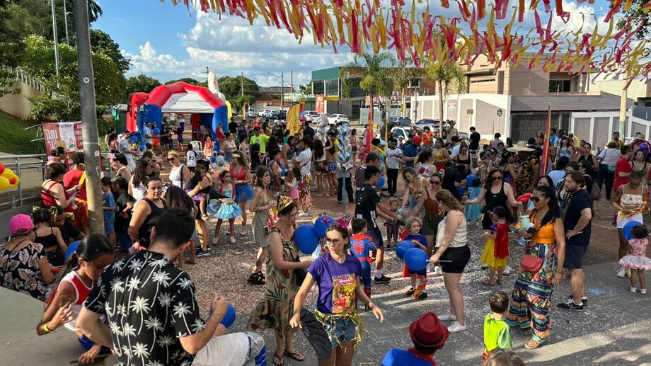 Famílias e crianças ocupam o circuito do carnaval de rua em Campo Grande durante a tarde, com fantasias, confetes e bloquinhos reunindo diferentes gerações na festa.