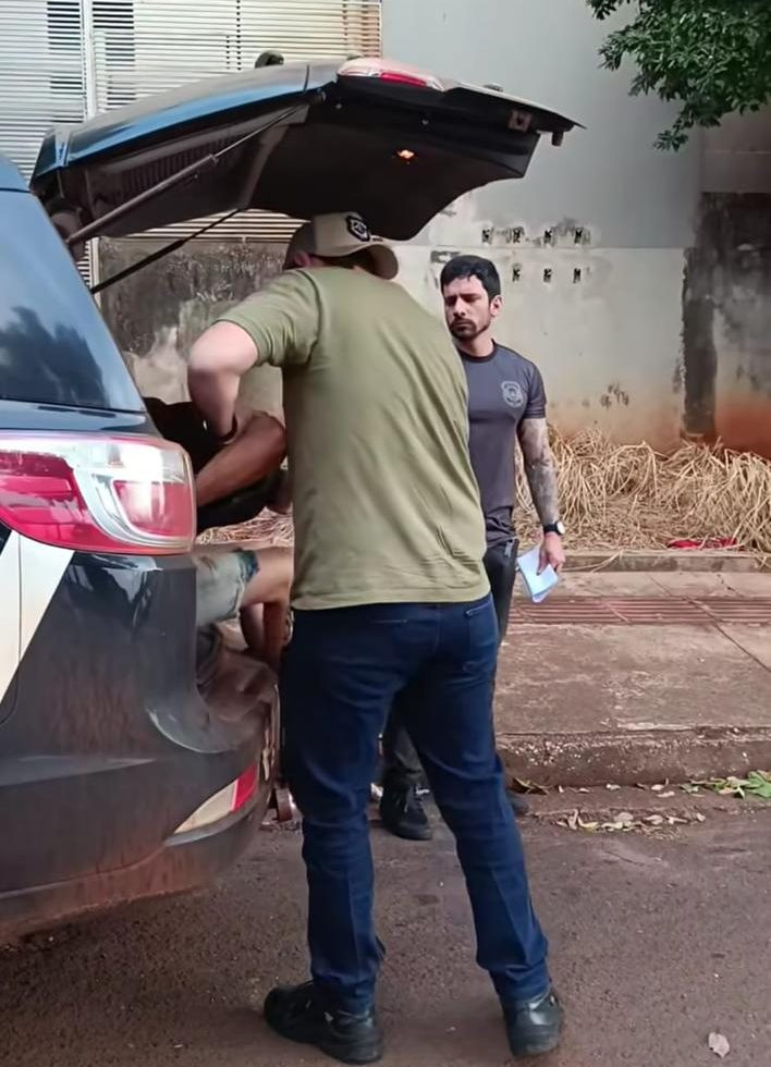 Criança de 1 ano e 8 meses deu entrada na UPA de Dourados com fratura e várias lesões, o que levou à prisão da mãe e do padrasto.