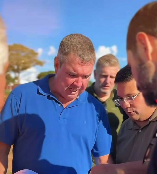 Governador Eduardo Riedel acompanha obras de pavimentação e drenagem no bairro Guatós, em Corumbá, onde também são construídas 181 casas do Residencial dos Ipês.