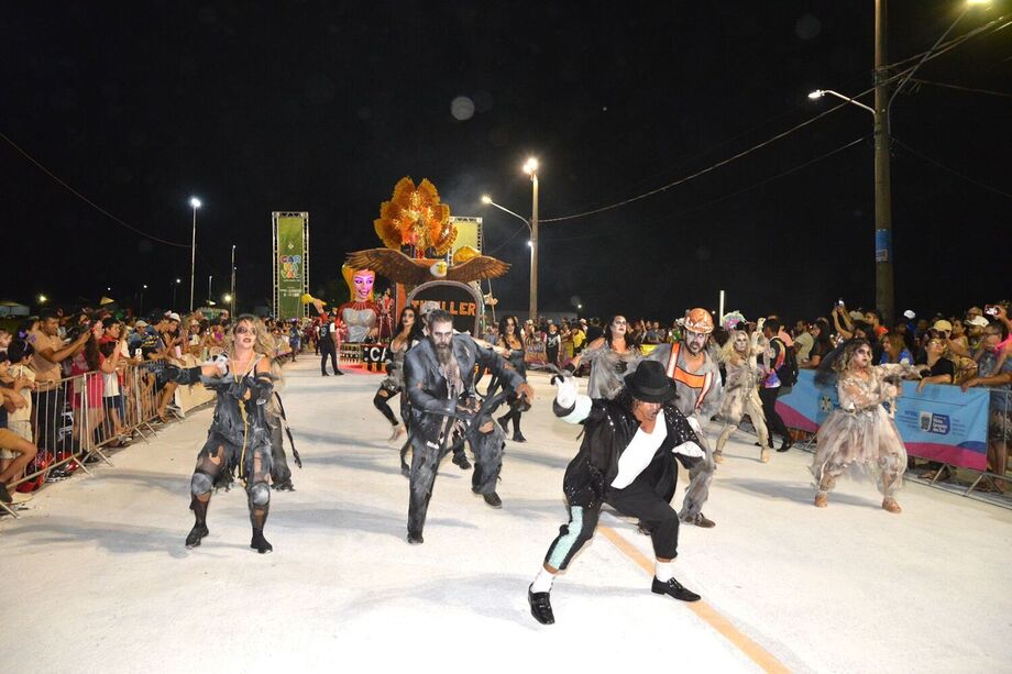 Segundo dia de carnaval na Praça do Papa reúne cerca de 20 mil pessoas em Campo Grande para assistir ao desfile das escolas de samba.