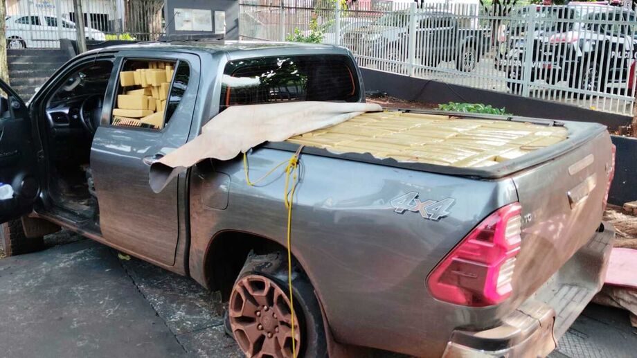 Hilux carregada com maconha foi abandonada após perseguição da PRF em Dourados