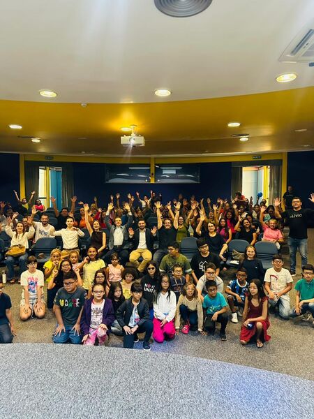 Alunos da rede municipal recebem óculos do Projeto Novos Olhares em solenidade no Hospital São Julião, em Campo Grande.