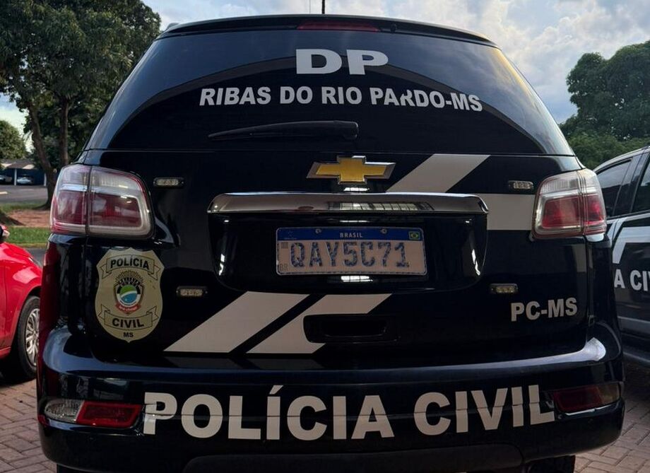 Carro furtado enquanto família dormia foi recuperado pela Polícia Civil em Ribas do Rio Pardo; suspeito de 50 anos foi preso em flagrante.