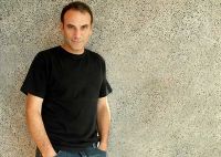 O ator Marco Ricca dirige a obra do escritor Marçal Aquino