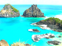 Noronha exibe um contraste fabuloso entre e a terra e o mar; Dezoito quilômetros antes de juntar-se