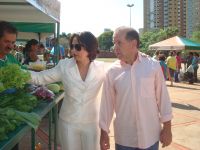 A nutróloga visitou diversas barracas, como a do sr. Martins