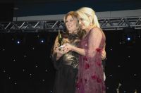 Mara Dolzan recebeu premiação das mãos de Helena Côrtes