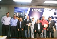 Governador Puccinelli e o presidente Kuninari ladeados por empresários e autoridades.