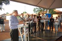 Governador André Puccinelli, discursando diante de autoridades e familiares do homenageado José Octá