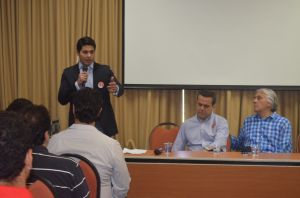 O organizador do encontro, jornalista Enrico Feitosa, e os candidatos ao senado, Ricardo Ayache, e ao governo, Delcídio do Amaral
