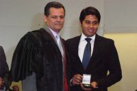 O juiz do TRE, André Borges entregou a Medalha de 30 anos do TRE ao empresário Enrico Carlos Feitosa
