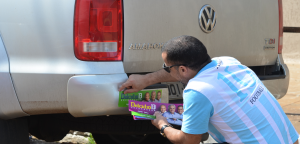 Nas campanhas políticas os candidatos investem muito nos adesivos, que são colados em diversas partes da carroceria