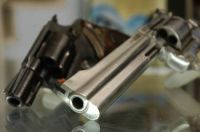 Quem for flagrado com arma sem registro pode ser punido criminalmente.