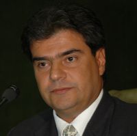TRAD: mais uma escola