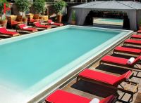 No Pool bar do Faena, deejays locais animam os hóspedes até o fim da tarde refrescada por bebidas na