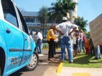 A polícia Militar foi chamada para evitar tumulto em frente a prefeitura.