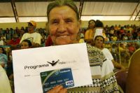 O dinheiro pode ser sacado no caixa eletrônico por meio de um cartão magnético do Vale Renda.